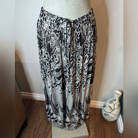 PAPA Vancouver. Boho Hippie Maxi Crinkle Broomstick Skirt, Black & White Floral - Picture 4 of 10